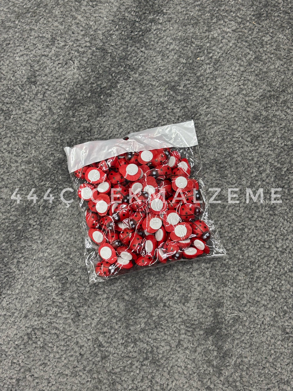 yapışkanlı uğur böcegi kırmızı renkli